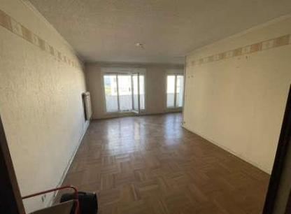 SAINT ETIENNE, Appartement T3 66m², Balcon