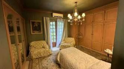 MOUGINS, Maison T8 358m², Piscine